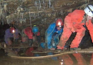  Espeleología en la cerro 